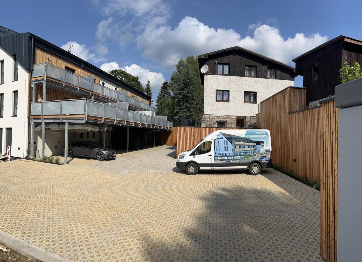 Luxusní Apartmán GRAND v centru Harrachova se soukromou Mega terasou, s možností dobíjení wallbox EV a výhledem na Harrachovský kostelíček Exterior foto