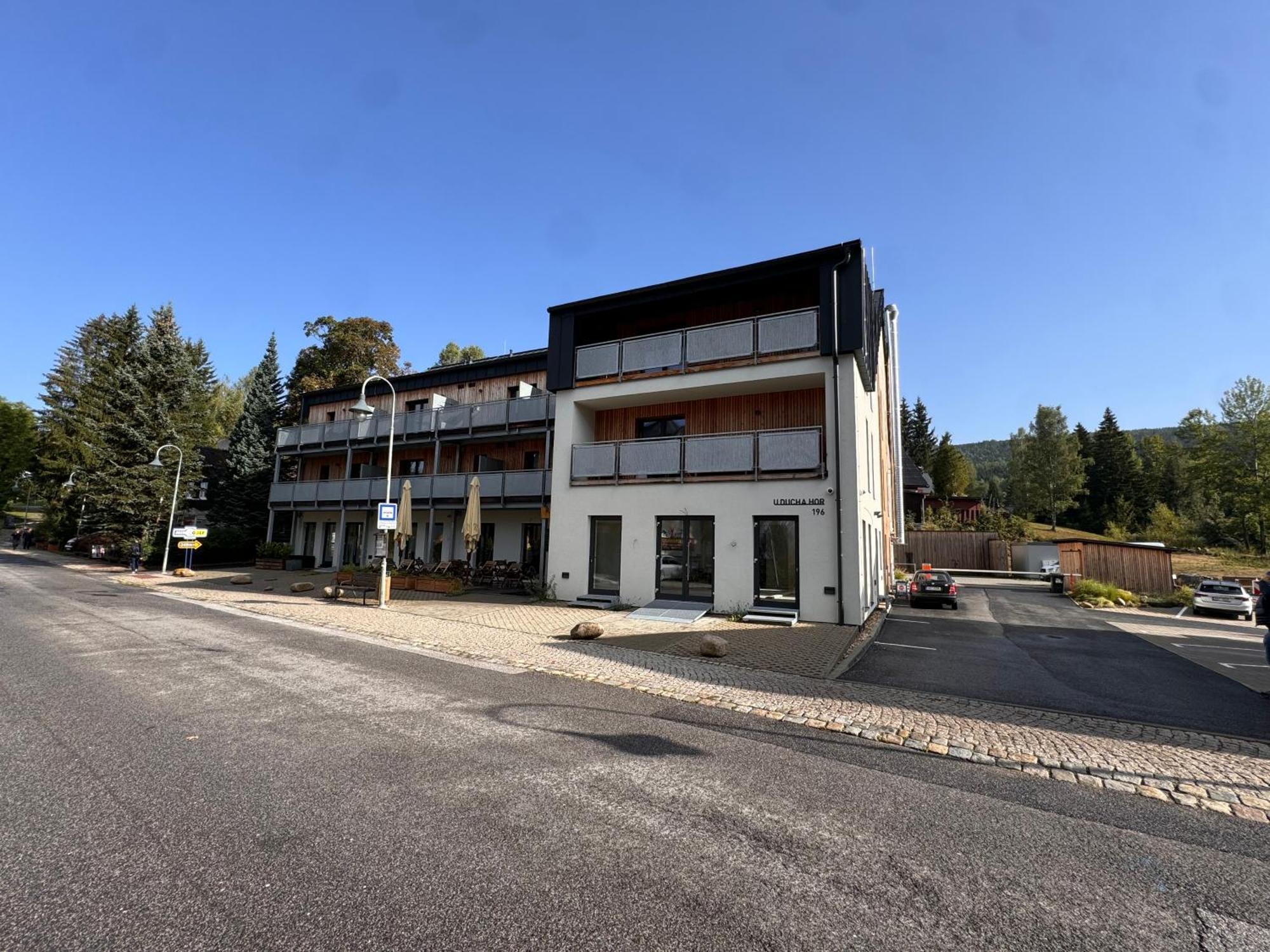 Luxusní Apartmán GRAND v centru Harrachova se soukromou Mega terasou, s možností dobíjení wallbox EV a výhledem na Harrachovský kostelíček Exterior foto